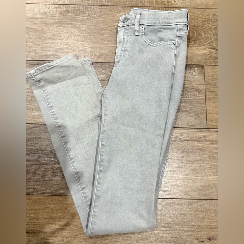 NWOT Women's GAP Light Gray Slim Straight Jeans Size 25